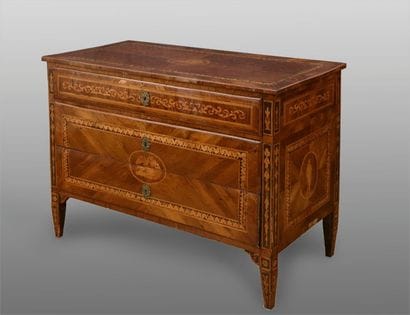 Commode en bois de placage à décor marqueté...
