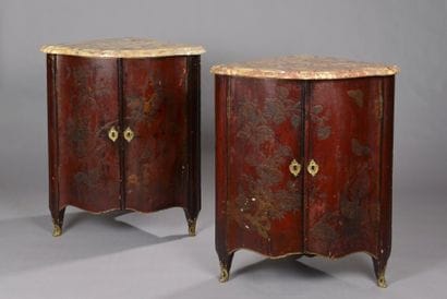Paire d'encoignures en bois laqué rouge à...