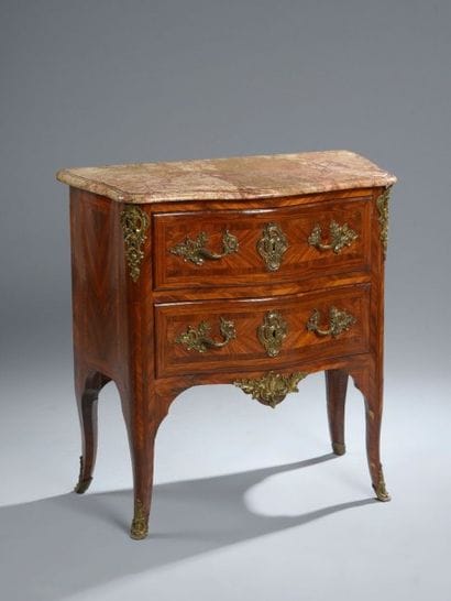 Petite commode galbée en placage de bois...