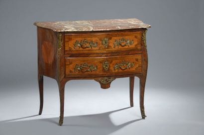 Petite commode galbée en placage de bois...