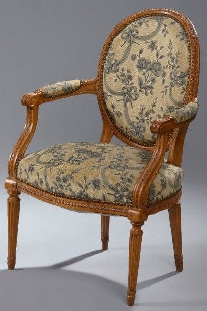 Fauteuil médaillon en hêtre naturel mouluré...