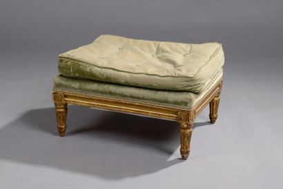 Tabouret de pied en bois mouluré et doré,...