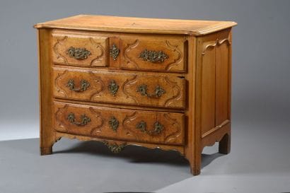 Commode à trois rangs de tiroirs en noyer...