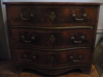 Petite commode à façade et côtés en placage...