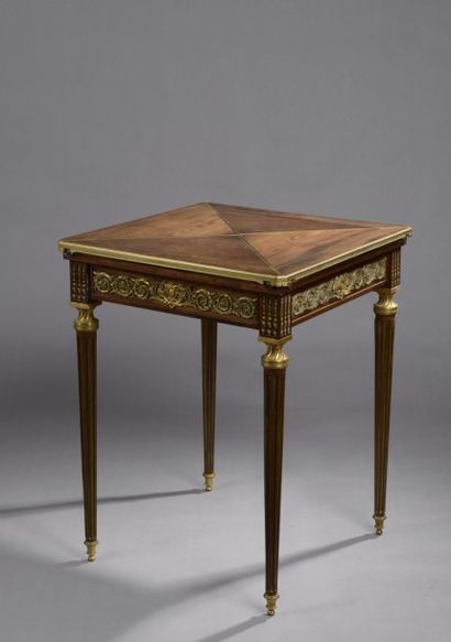 Petite table mouchoir en acajou et placage...