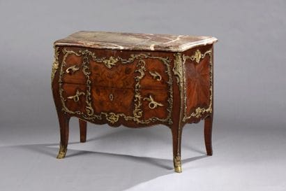 Commode galbée en bois de placage à deux...