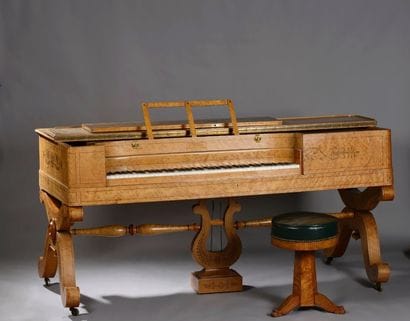 Piano forte en placage d'érable moucheté...