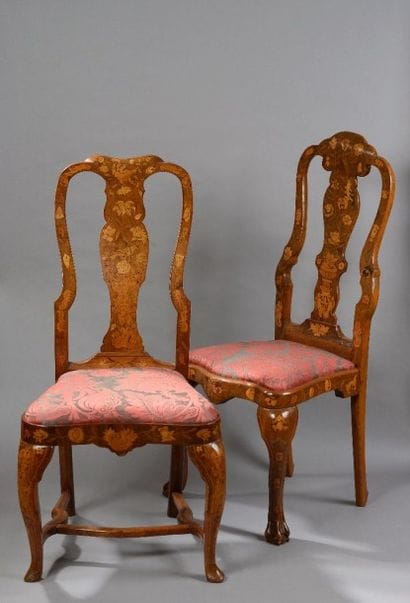 Deux chaises en bois naturel richement marqueté...