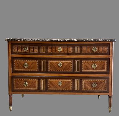 Straight chest of drawers in veneered wood...