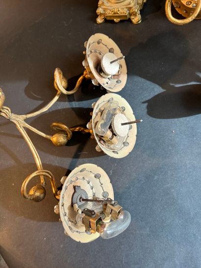 Gilt bronze oil lamp base, the porcelain...