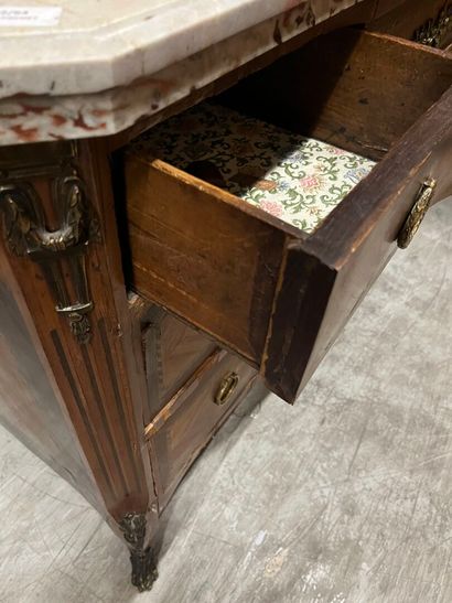 Veneered chest of drawers with five drawers...