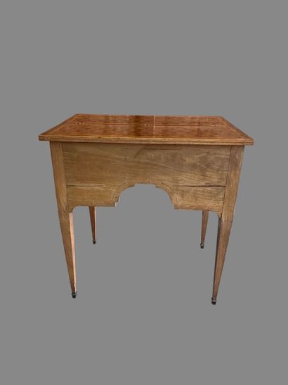 Lady's writing desk in veneered wood inlaid...