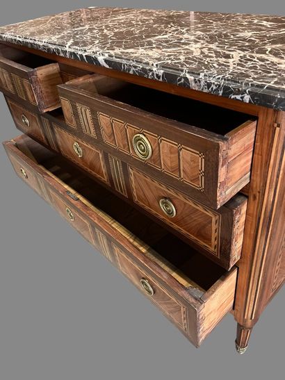 Straight chest of drawers in veneered wood...