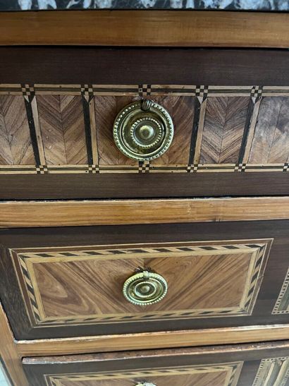 Straight chest of drawers in veneered wood...