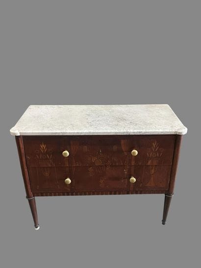 Straight chest of drawers in veneered wood...