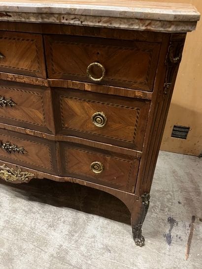 Veneered chest of drawers with five drawers...
