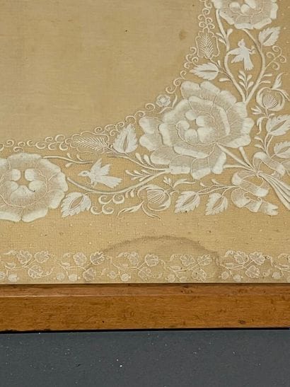 Lot of fabrics and laces.
176 x 111 cm for...