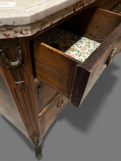Veneered chest of drawers with five drawers...