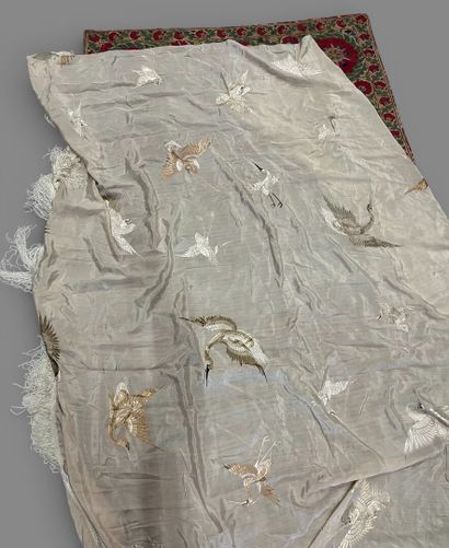 Lot of fabrics and laces.
176 x 111 cm for...