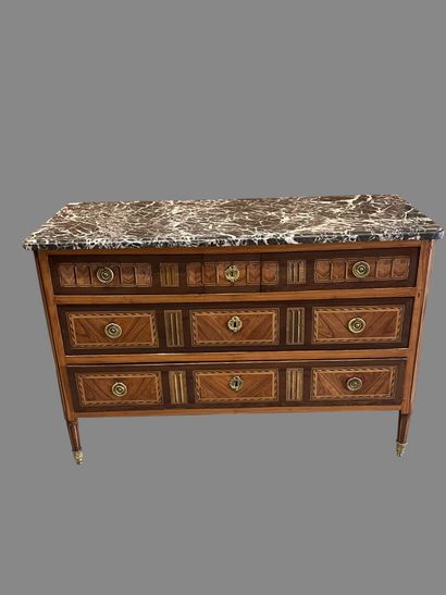 Straight chest of drawers in veneered wood...