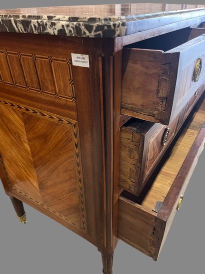 Straight chest of drawers in veneered wood...