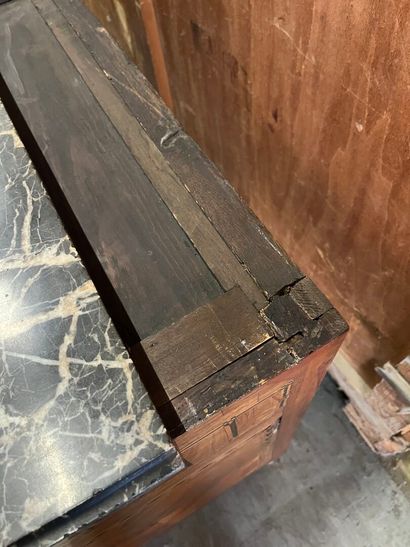 Straight chest of drawers in veneered wood...