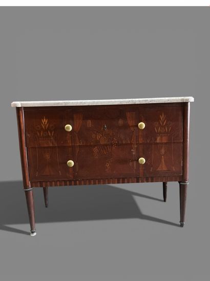 Straight chest of drawers in veneered wood...