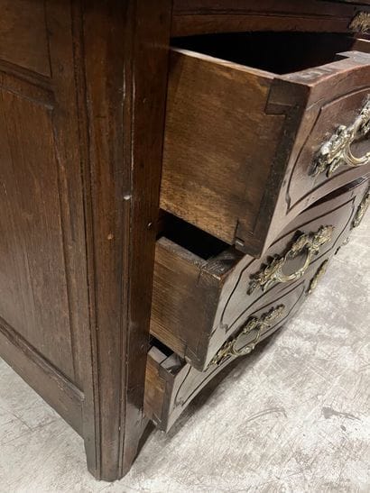 Chest of drawers in waxed oak with four molded...