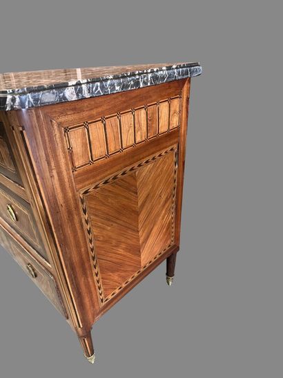 Straight chest of drawers in veneered wood...