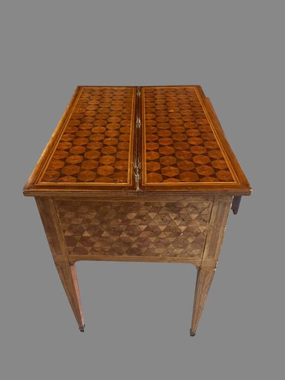 Lady's writing desk in veneered wood inlaid...