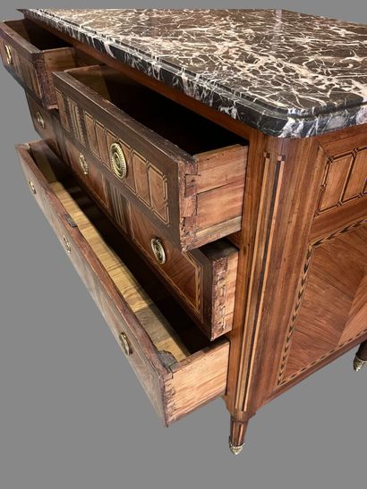 Straight chest of drawers in veneered wood...