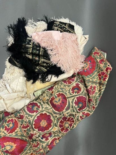 Lot of fabrics and laces.
176 x 111 cm for...