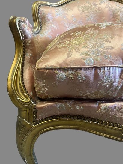 Gilded molded wood marquise carved with flowers,...
