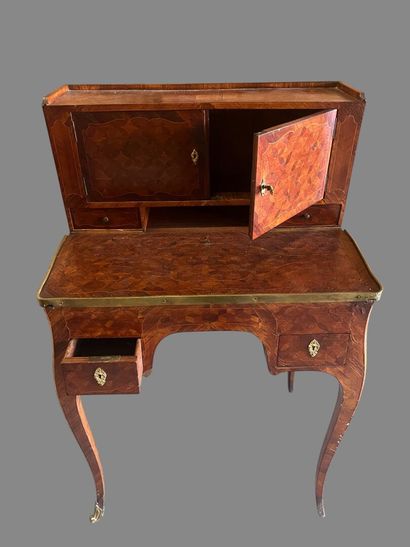 Bureau bonheur du jour, in wood veneer inlaid...