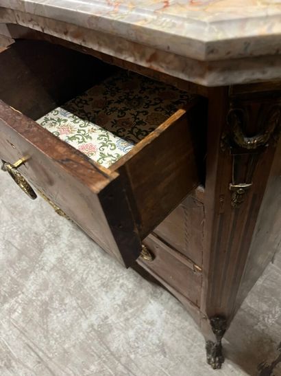 Veneered chest of drawers with five drawers...