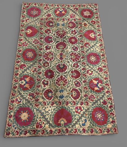 Lot of fabrics and laces.
176 x 111 cm for...