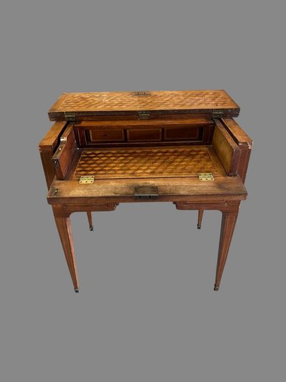 Lady's writing desk in veneered wood inlaid...