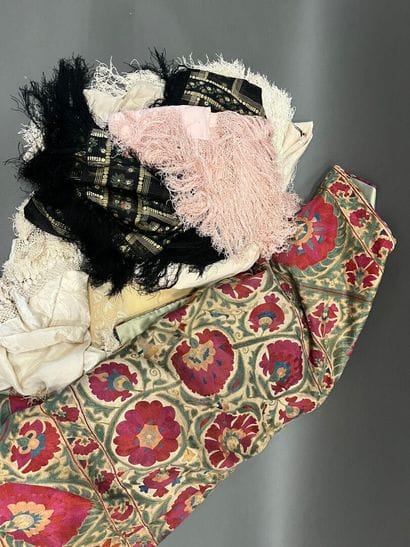 Lot of fabrics and laces.
176 x 111 cm for...