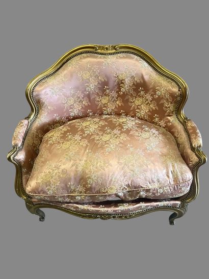 Gilded molded wood marquise carved with flowers,...