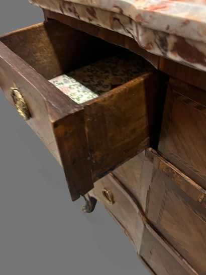 Veneered chest of drawers with five drawers...