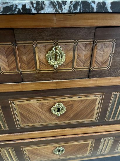 Straight chest of drawers in veneered wood...