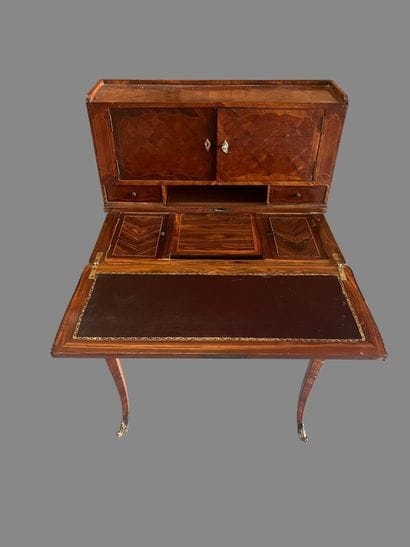 Bureau bonheur du jour, in wood veneer inlaid...