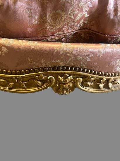 Gilded molded wood marquise carved with flowers,...