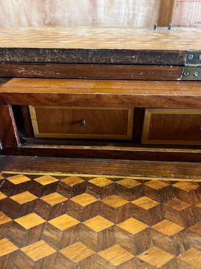 Lady's writing desk in veneered wood inlaid...