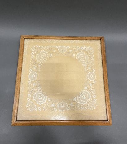 Lot of fabrics and laces.
176 x 111 cm for...
