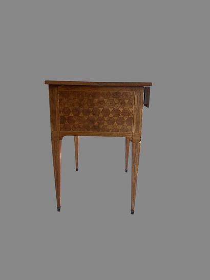 Lady's writing desk in veneered wood inlaid...