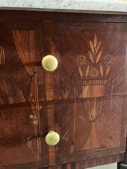 Straight chest of drawers in veneered wood...