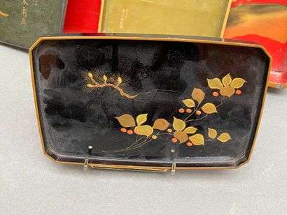 Lot de laque du Japon : plateaux, coupe à...