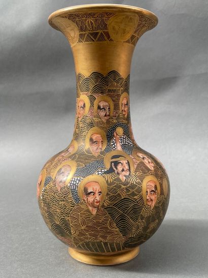 Paire de vases balustres en faïence de Satsuma...