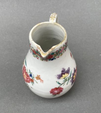 Petite verseuse balustre à décor de fleurs...